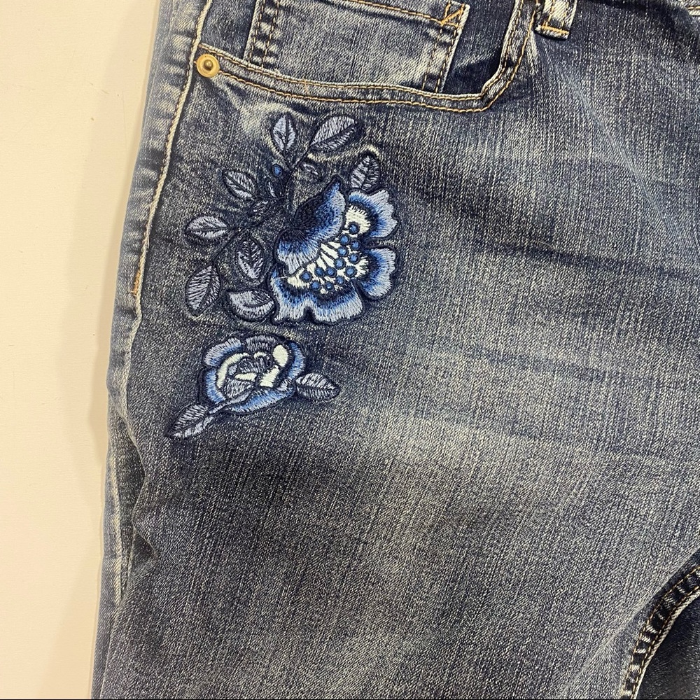 Zanadi Cotton Y2K Floral Embroidered Rolled Hem Blue Jeans NWT Size 14 - Picture 7 of 16